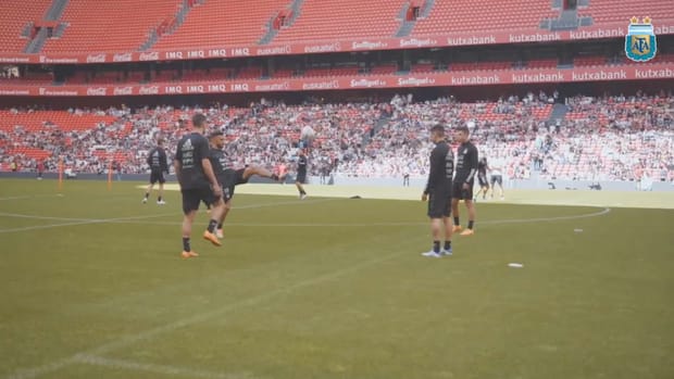 Argentina train at San Mamés as fans applaud Messi